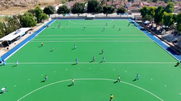 Vista aérea del hockey sobre hierba con jugadores del Moorpark College — Vídeos de Stock