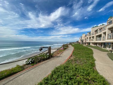 Tipik apartman kompleksi boyunca yürüme yolu boyunca temiz bahçe ve çimenler..