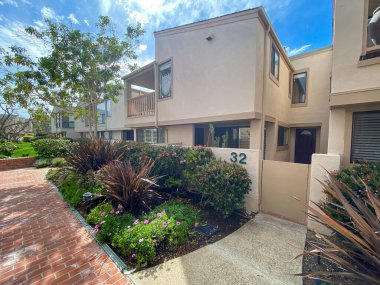 Tipik apartman kompleksi boyunca yürüme yolu boyunca temiz bahçe ve çimenler..