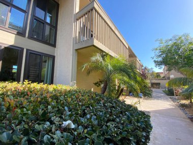 Tipik apartman kompleksi binası boyunca yürüme yolu boyunca bahçe ve çimenler..