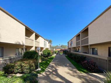 Tipik apartman kompleksi binası boyunca yürüme yolu boyunca bahçe ve çimenler..