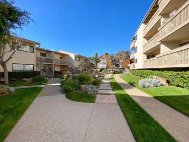 Tipik apartman kompleksi binası boyunca yürüme yolu boyunca bahçe ve çimenler..