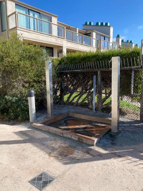 Tipik apartman kompleksi binası boyunca yürüme yolu boyunca bahçe ve çimenler..