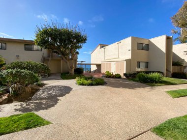 Tipik apartman kompleksi binası boyunca yürüme yolu boyunca bahçe ve çimenler..