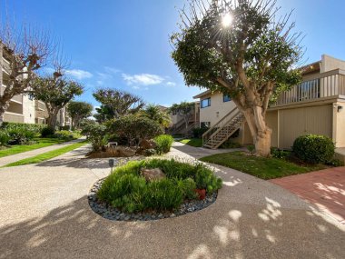 Tipik apartman kompleksi binası boyunca yürüme yolu boyunca bahçe ve çimenler..