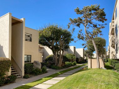 Tipik apartman kompleksi binası boyunca yürüme yolu boyunca bahçe ve çimenler..