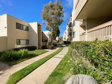 Tipik apartman kompleksi binası boyunca yürüme yolu boyunca bahçe ve çimenler..