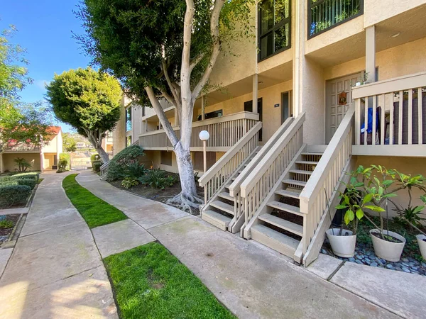 Tipik apartman kompleksi binası boyunca yürüme yolu boyunca bahçe ve çimenler..