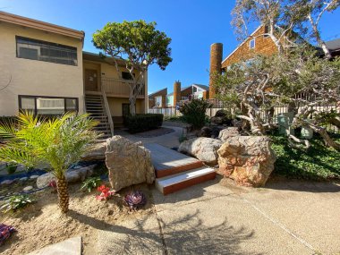 Tipik apartman kompleksi binası boyunca yürüme yolu boyunca bahçe ve çimenler..