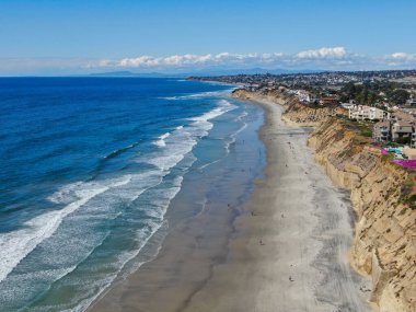 Pasifik Okyanusu ile Solana Sahili 'nin havadan görünüşü, San Diego County, California' da kıyı şehri. ABD