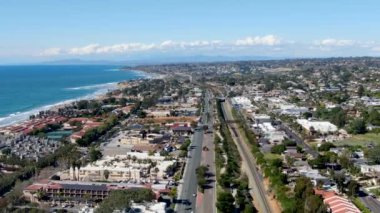 Pasifik Okyanusu ile Solana Sahili 'nin havadan görünüşü, San Diego County, California' da kıyı şehri. ABD