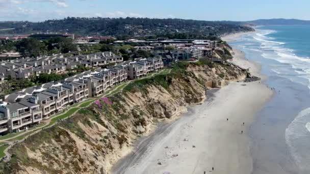 Вид з повітря на пляж Солана з тихим океаном, прибережне місто в окрузі Сан-Дієго, штат Каліфорнія. США — стокове відео