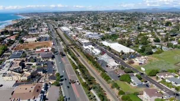 Letecký pohled na pláž Solana, pobřežní město v okrese San Diego — Stock video