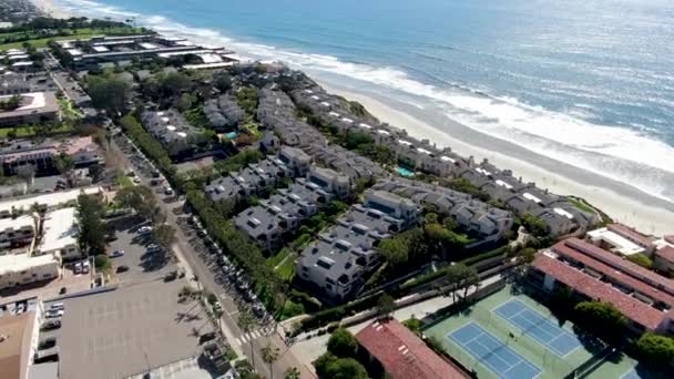 Vista aérea de Solana Beach com oceano pacífico, cidade costeira no Condado de San Diego, Califórnia. Estados Unidos — Vídeo de Stock