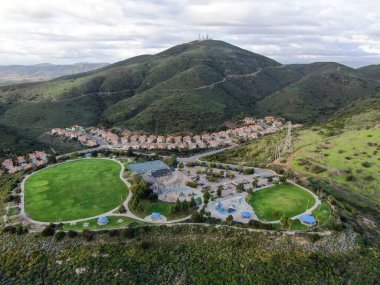 Bulutlu bir günde vadideki orta sınıf mahalledeki küçük topluluk parkının hava manzarası.