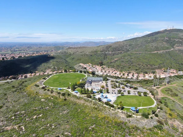 Veduta aerea del piccolo parco della comunità nel quartiere borghese della valle durante la giornata di sole — Foto Stock