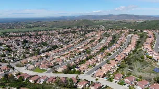 Letecký pohled na čtvrť vyšší střední třídy v údolí během slunečného dne — Stock video
