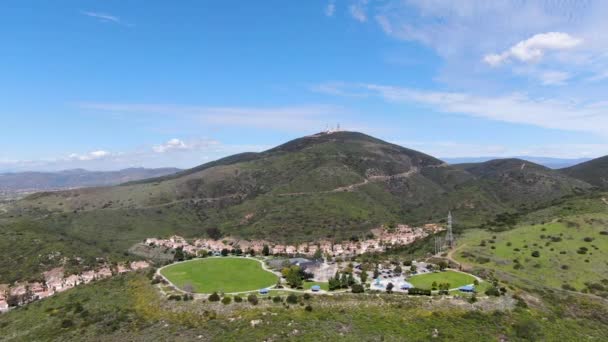 Вид з повітря на невеликий громадський парк в районі середнього класу в долині під час сонячного дня — стокове відео