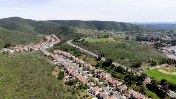 Luftaufnahme der oberen Mittelschicht Nachbarschaft im Tal bei sonnigem Tag — Stockvideo