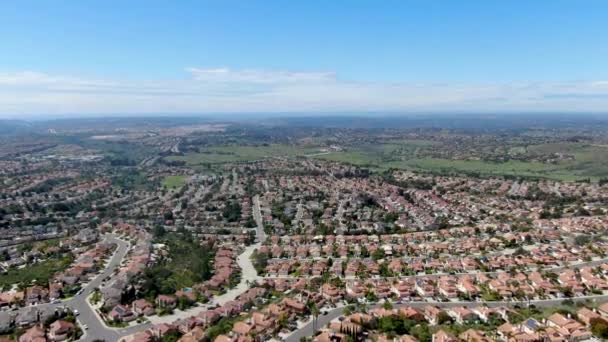 Αεροφωτογραφία της ανώτερης μεσαίας τάξης γειτονιά στην κοιλάδα κατά τη διάρκεια της ηλιόλουστης ημέρας — Αρχείο Βίντεο
