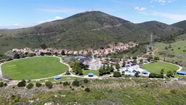 Vista aerea del quartiere della classe media superiore nella valle durante la giornata di sole — Video Stock