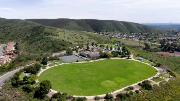 Vista aerea del quartiere della classe media superiore nella valle durante la giornata di sole — Video Stock