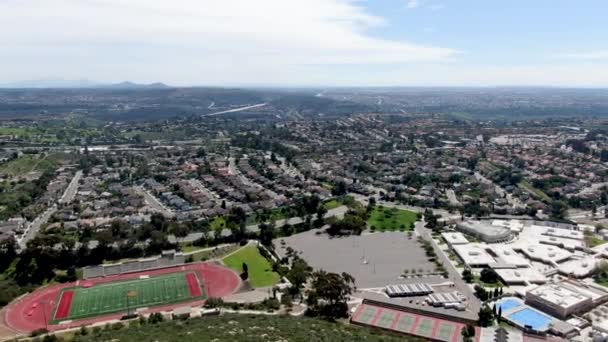 Vista aérea del barrio de clase media alta en el valle durante el día soleado — Vídeo de stock