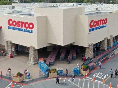 COVID-19 salgını sırasında Costco 'daki müşteriler için özel hatlar.