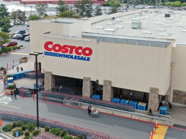 COVID-19 salgını sırasında Costco 'daki müşteriler için özel hatlar.