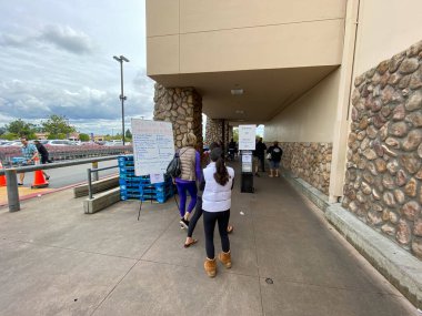 COVID-19 salgını sırasında Costco 'daki müşteriler için stoklarımız tükendi..