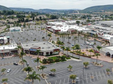 COVID-19 salgını sırasında boş alışveriş merkezinin otoparkının hava görüntüsü.