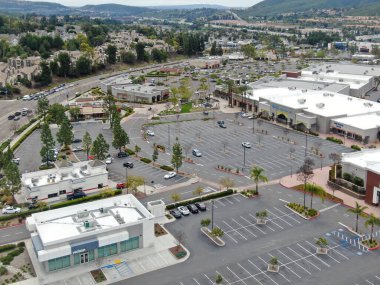 COVID-19 salgını sırasında boş alışveriş merkezinin otoparkının hava görüntüsü.