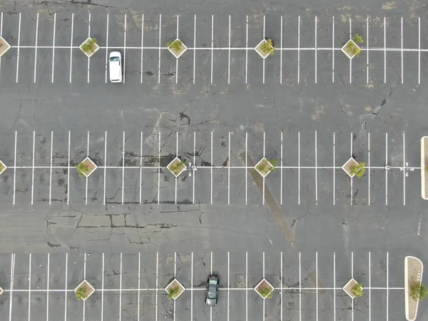 Vista aerea del parcheggio vuoto del centro commerciale durante la pandemia del COVID-19 . — Foto Stock
