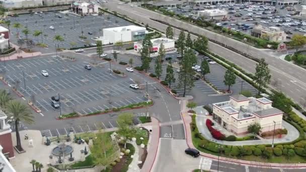 Vista aérea do estacionamento vazio do shopping center durante a pandemia de COVID-19 . — Vídeo de Stock