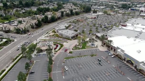 Αεροφωτογραφία άδειου χώρου στάθμευσης εμπορικού κέντρου κατά τη διάρκεια πανδημίας COVID-19. — Αρχείο Βίντεο