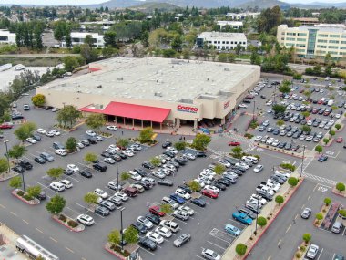 Costco toptan mağazasının ve otoparkın hava görüntüsü 