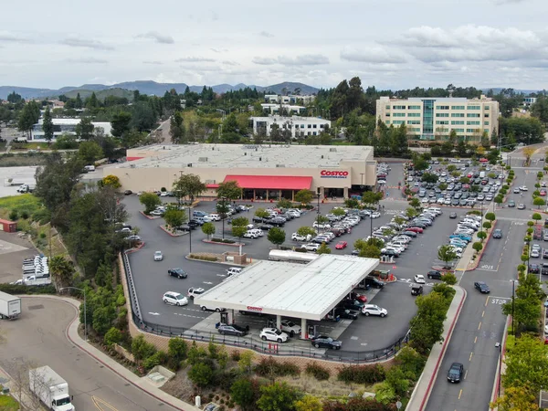 Vista aérea de Costco Tienda al por mayor y estacionamiento — Foto de Stock