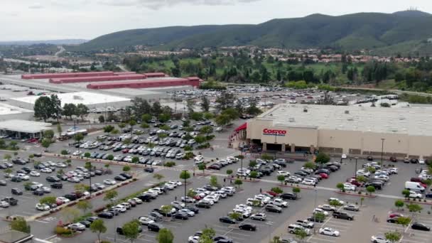 Luftaufnahme von Costco Großmarkt und Parkplatz — Stockvideo