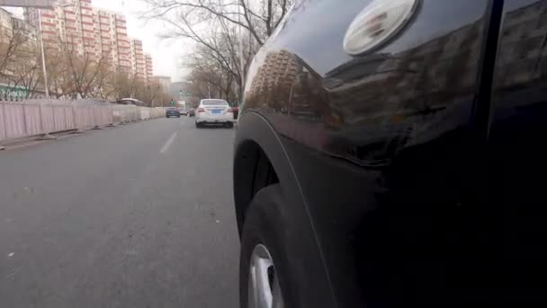 Vedere laterală a fontului mașinii de conducere în timpul zilei poluate pe drumul orașului Beijing — Videoclip de stoc