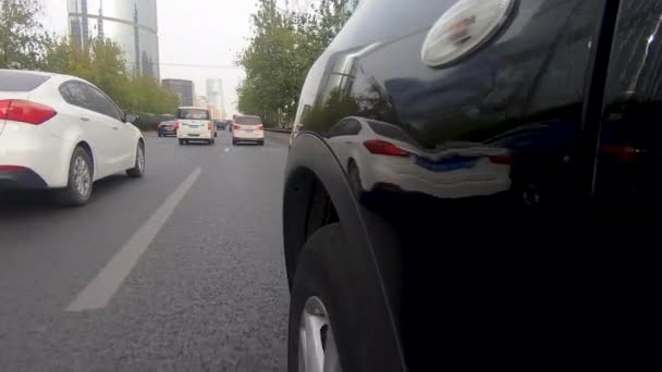 Vue latérale de la police de la voiture lors de la journée polluée sur la route de la ville de Pékin — Video