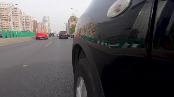 Side font weergave van auto rijden tijdens vervuilde dag op de weg van Peking stad — Stockvideo