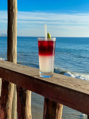 Denizin önünde bir bardak buzlu limonlu margarita..