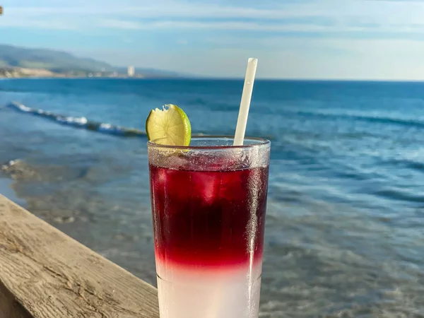 Glas ijsgekoelde kleurrijke rode margarita cocktail voor de zee. — Stockfoto