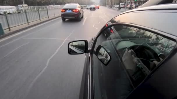 Boční pohled na auto a řidiče uvnitř vozu na silnici v Pekingu — Stock video