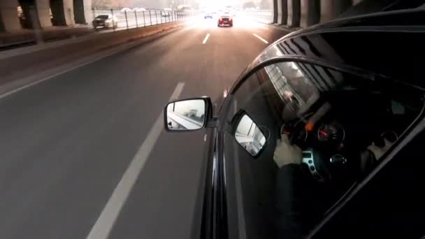 Vista lateral del coche y el conductor dentro del coche en la carretera de Beijing — Vídeos de Stock
