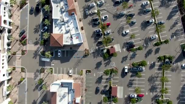 Vista aérea do centro comercial típico da cidade pequena com estacionamento. Califórnia — Vídeo de Stock