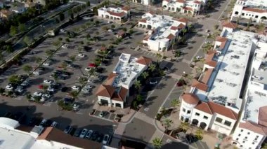 Tipik park yeri olan küçük kasaba alışveriş merkezinin havadan görünüşü. Kaliforniya