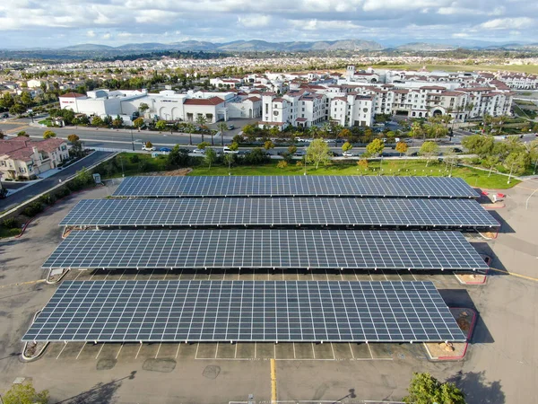 Vue aérienne de la centrale solaire installée au-dessus d'un parking . — Photo