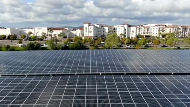 Вид с воздуха на солнечную электростанцию, установленную на крыше парковки . — стоковое видео