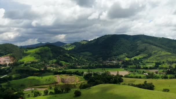 Luftaufnahme des grünen tropischen Berges und kleinen Tals bei bewölktem Tag — Stockvideo